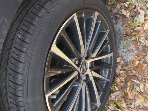 Certified 2025 Lexus ES 300h w/ Premium Package image 5