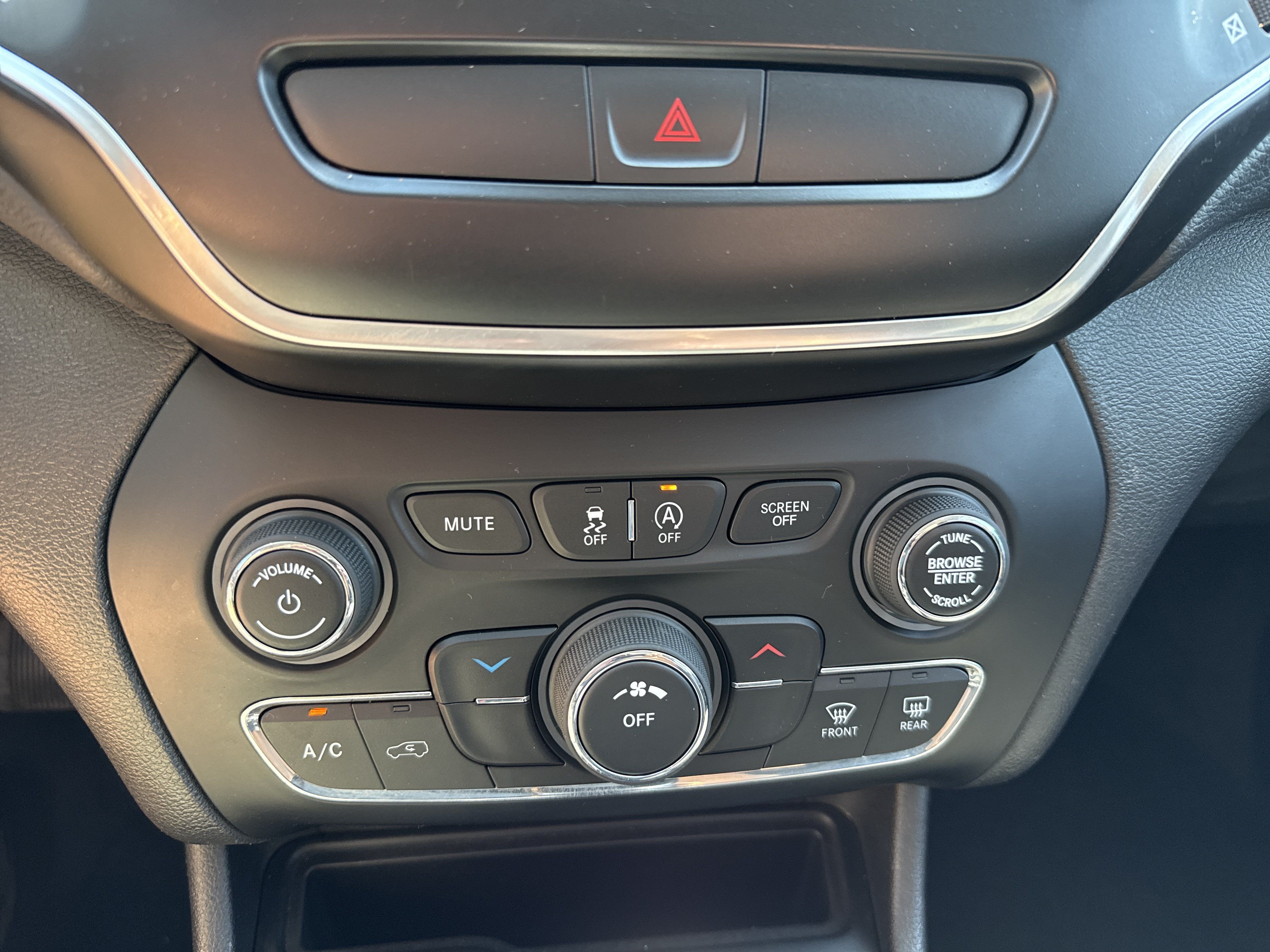 Used 2019 Jeep Cherokee Latitude w/ Popular Appearance Group AWD/4WD image 25