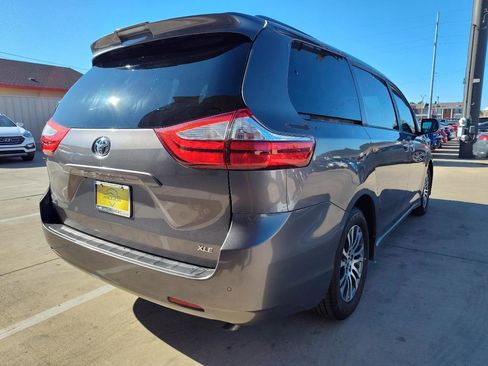 Used 2018 Toyota Sienna XLE w/ XLE Navigation Package image 4