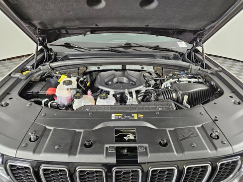 Used 2023 Jeep Grand Cherokee Overland AWD/4WD image 11