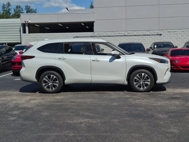 Used 2022 Toyota Highlander XLE FWD image 4