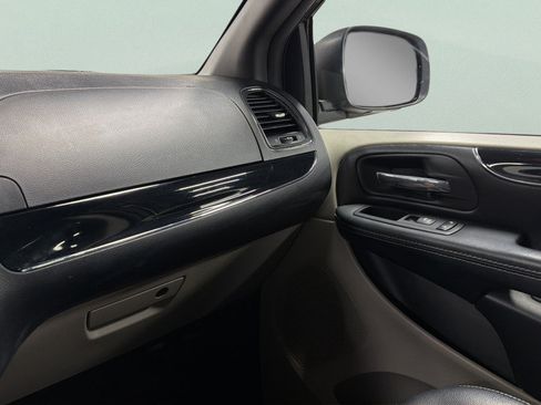 Used 2017 Dodge Grand Caravan SXT FWD image 32