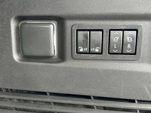 Used 2022 GMC Yukon SLT w/ SLT Luxury Package image 16