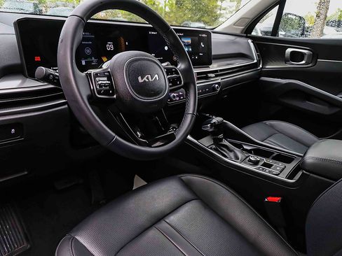 Certified 2025 Kia Sorento S FWD image 7