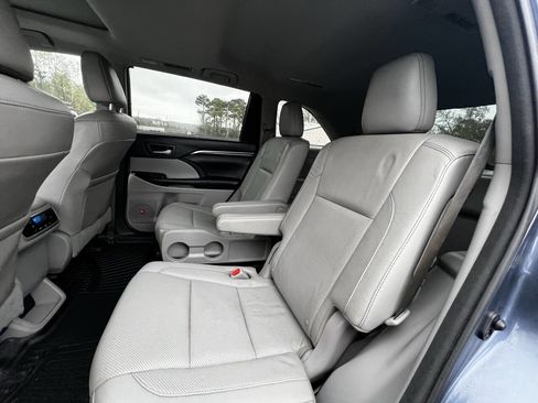 Used 2016 Toyota Highlander Limited Platinum image 17