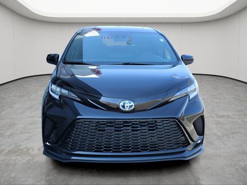 Used 2025 Toyota Sienna XSE image 7
