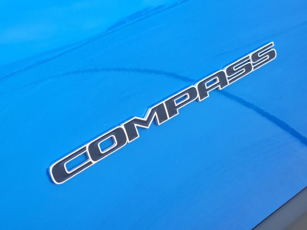 Used 2025 Jeep Compass Latitude AWD/4WD image 12