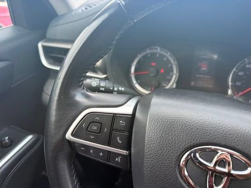Used 2022 Toyota Highlander LE AWD/4WD image 11