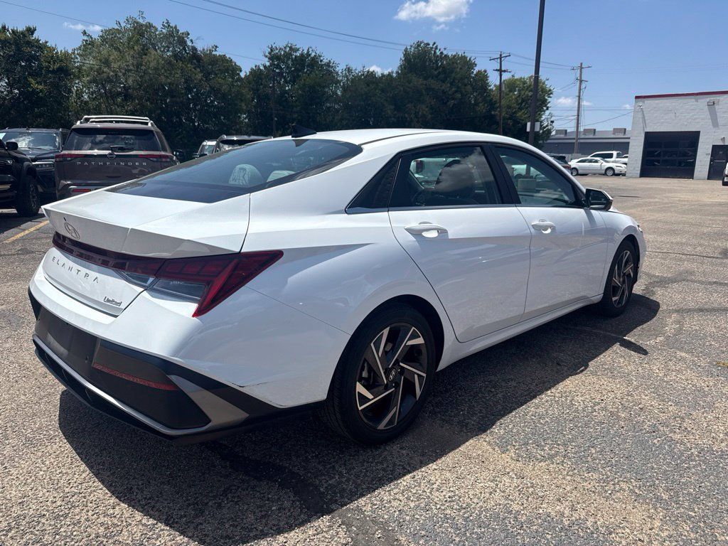 Used 2024 Hyundai Elantra Limited FWD image 2
