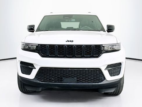 Used 2023 Jeep Grand Cherokee Altitude image 2