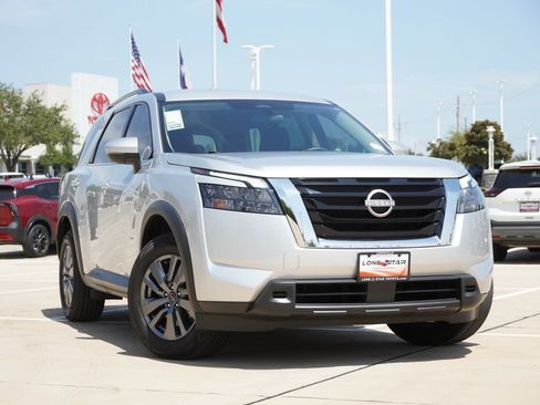 Used 2025 Nissan Pathfinder SV FWD image 2