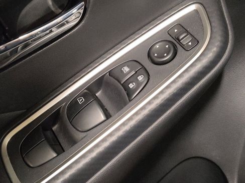 Used 2025 Nissan Versa SR w/ Trunk Package FWD image 27