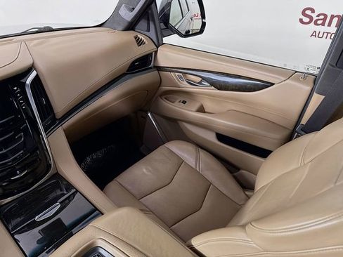 Used 2019 Cadillac Escalade ESV Platinum AWD/4WD image 25