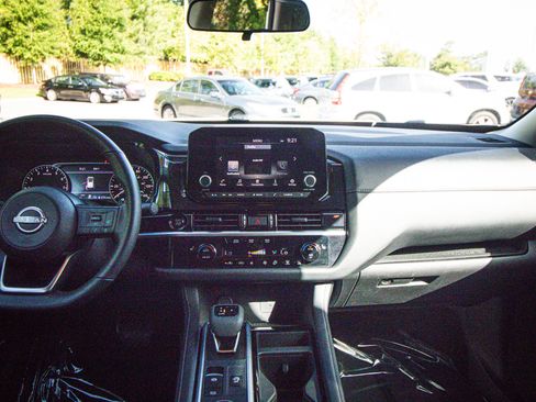 Used 2025 Nissan Pathfinder SV AWD/4WD image 28