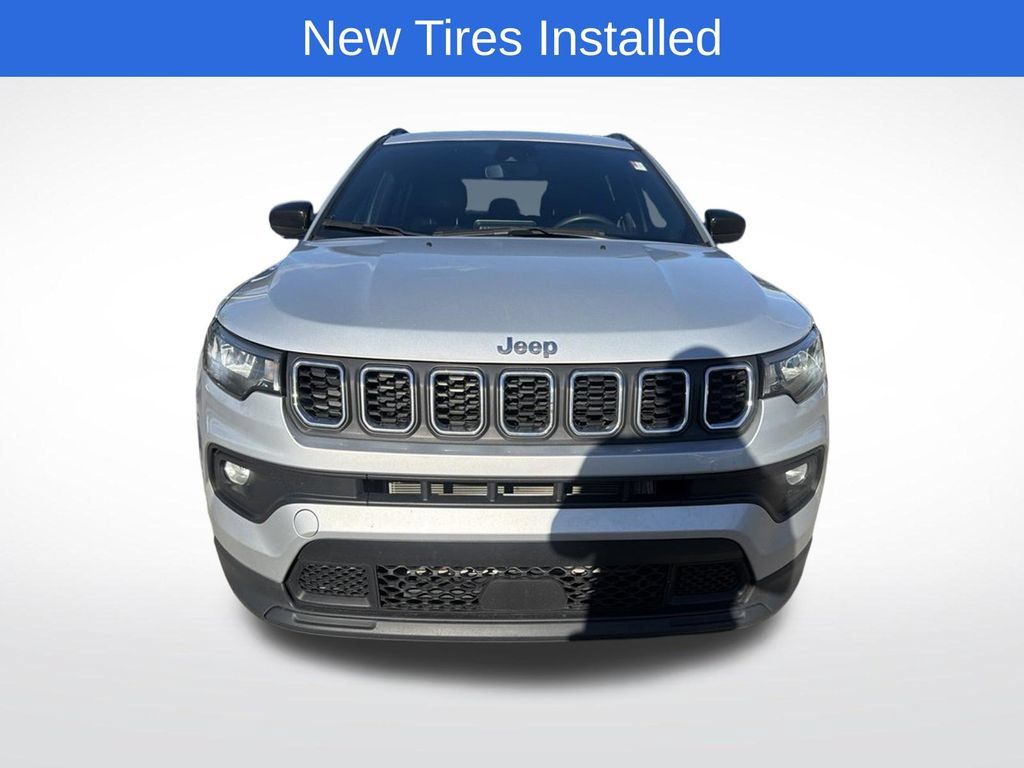 Used 2025 Jeep Compass Latitude AWD/4WD image 2