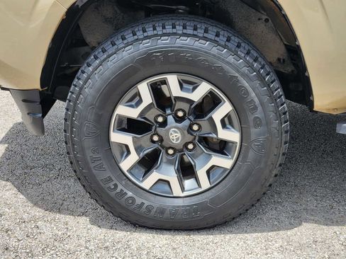 Used 2016 Toyota Tacoma SR5 w/ Towing Package RWD image 9
