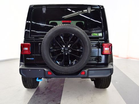 Used 2023 Jeep Wrangler Unlimited Sahara w/ Cold Weather Group AWD/4WD image 6