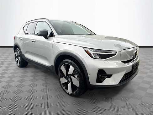 Used 2023 Volvo XC40 Recharge Plus image 4