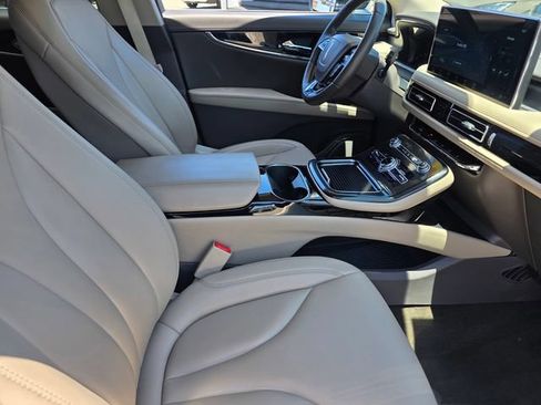 Used 2022 Lincoln Nautilus FWD w/ Premium Package image 15
