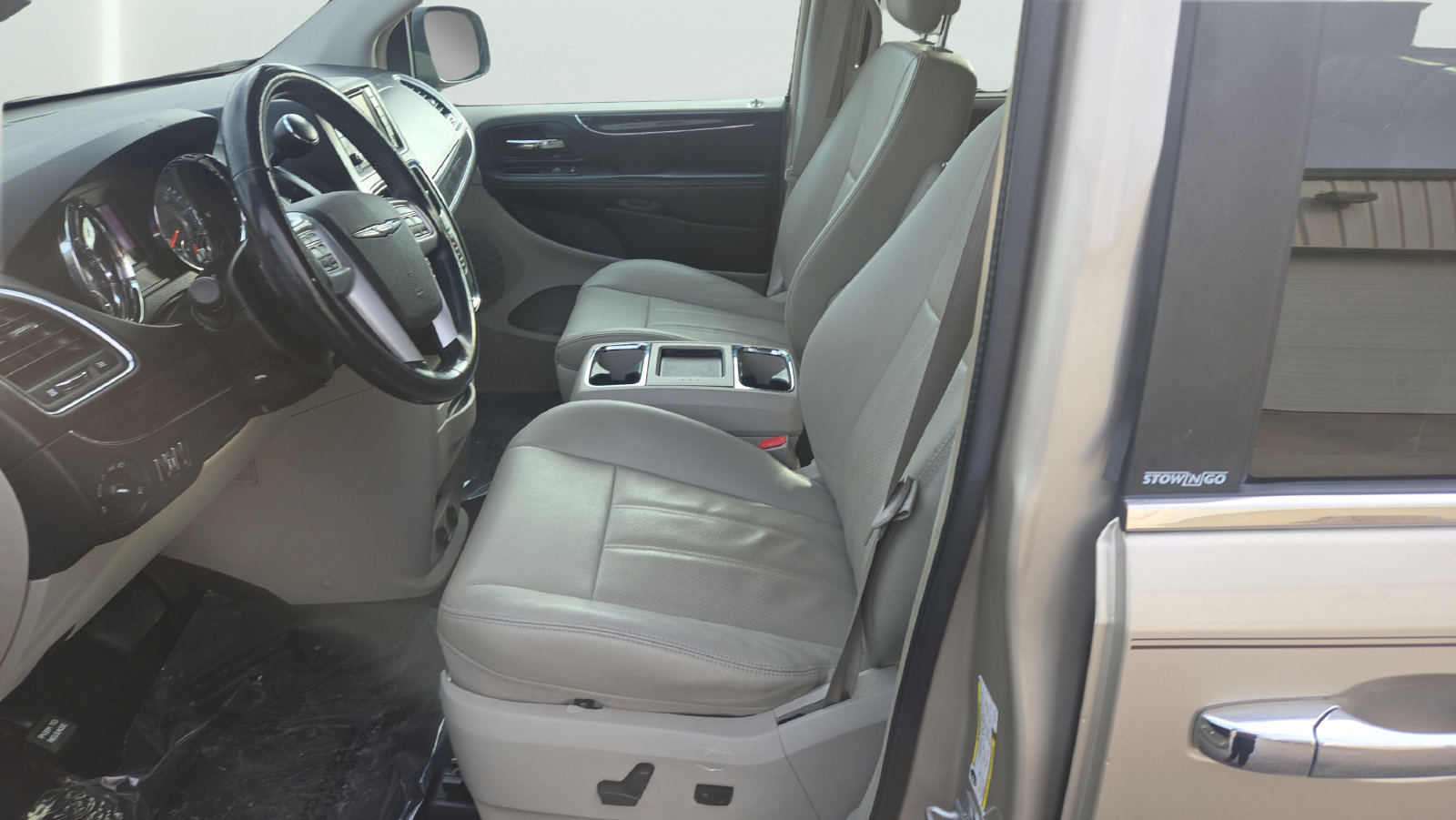 Used 2012 Chrysler Town & Country Touring-L w/ Entertainment Group #2 FWD image 9