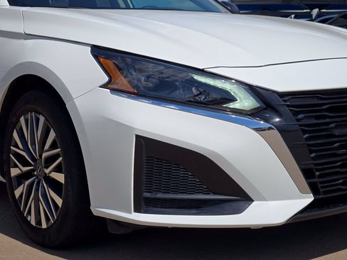 Used 2025 Nissan Altima 2.5 SV FWD image 29
