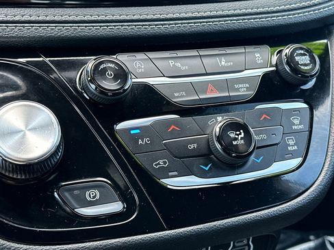 Used 2024 Chrysler Pacifica Touring image 28