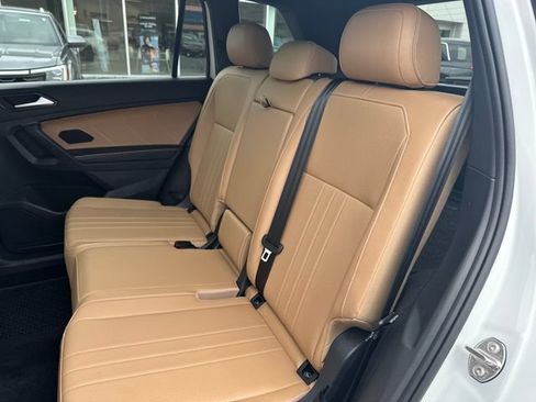 Certified 2023 Volkswagen Tiguan SE w/ Panoramic Sunroof Package AWD/4WD image 31
