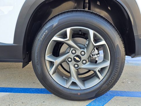 Used 2025 Chevrolet Trax LT w/ LT Convenience Package image 34