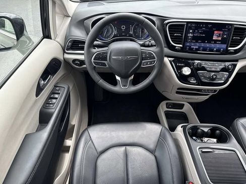 Used 2024 Chrysler Pacifica Touring-L FWD image 5