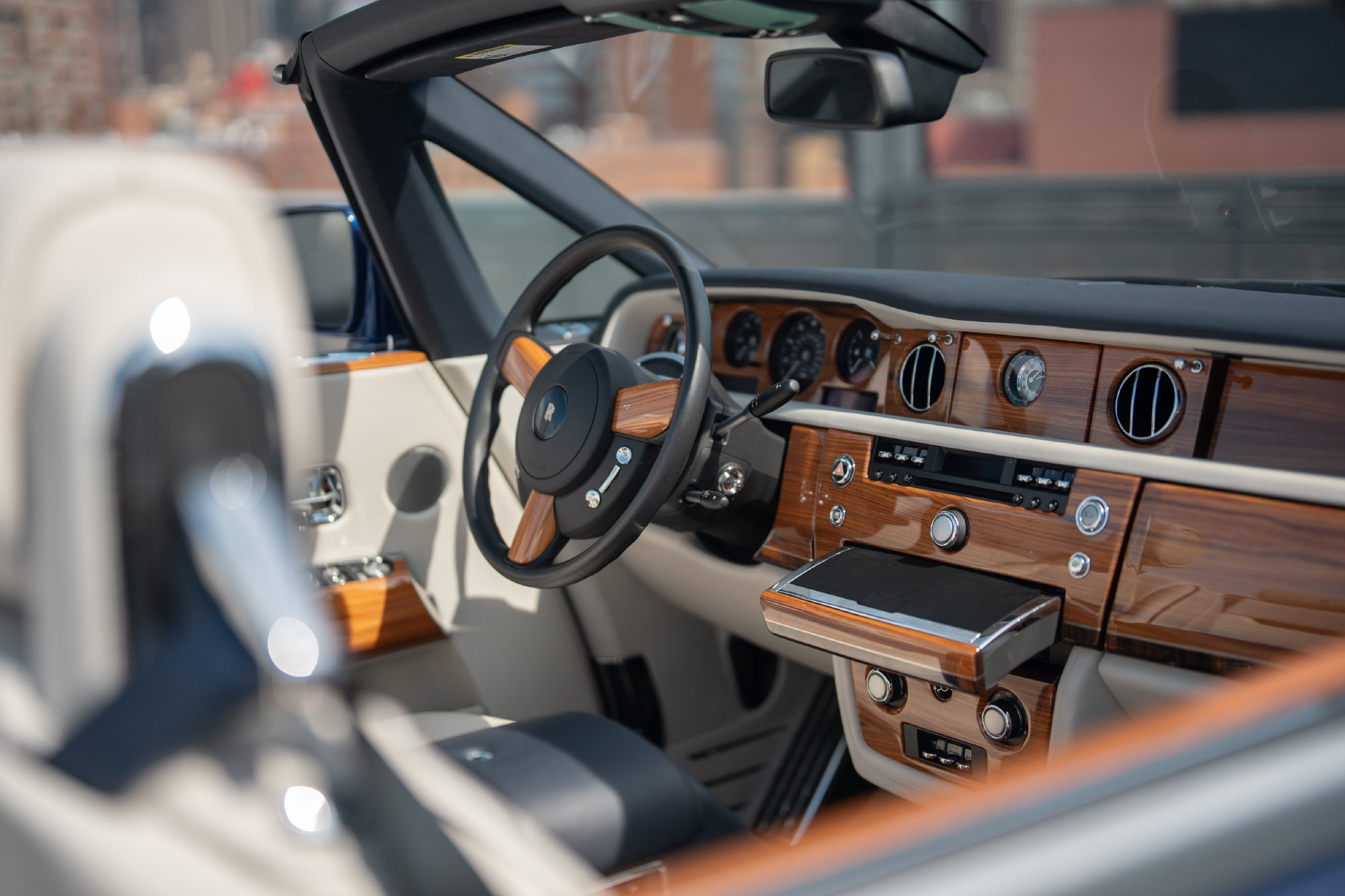 Used 2011 Rolls-Royce Phantom Drophead Coupe RWD image 29