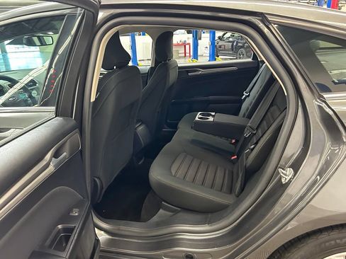 Used 2018 Ford Fusion SE FWD image 15