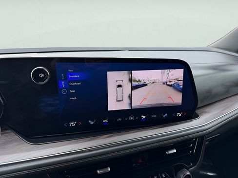 Used 2025 Chevrolet Suburban Z71 image 27