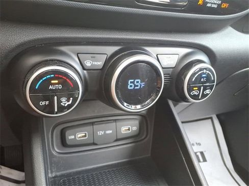 Used 2022 Hyundai Venue SEL image 19