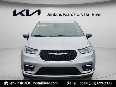 Used 2023 Chrysler Pacifica Touring-L FWD image 17