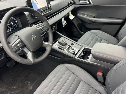 New 2025 Mitsubishi Outlander SE image 11