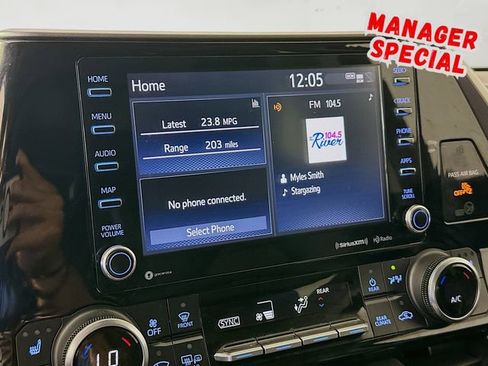 Used 2022 Toyota Highlander XLE AWD/4WD image 16