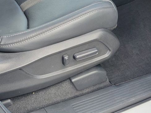 Used 2025 Honda Pilot EX-L image 8