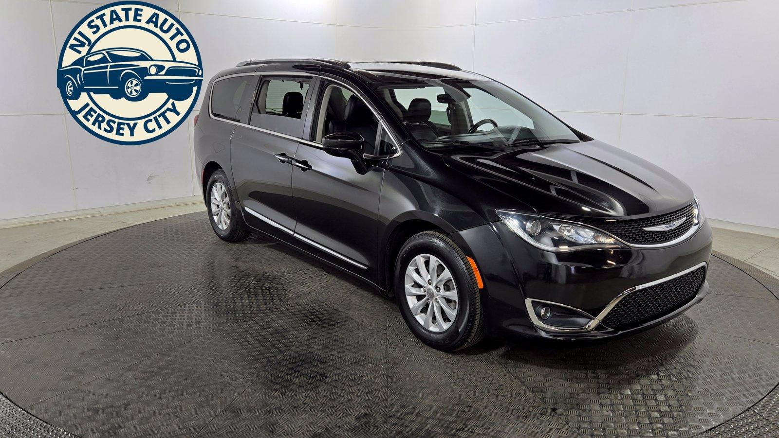 Used 2019 Chrysler Pacifica Touring-L FWD image 9