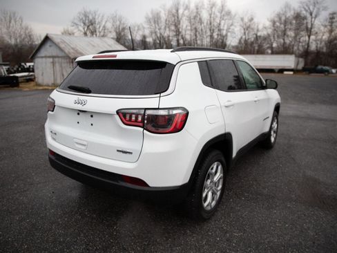 Used 2024 Jeep Compass Latitude image 5