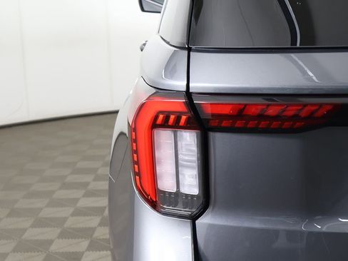 Used 2025 Ford Explorer Active AWD/4WD image 16