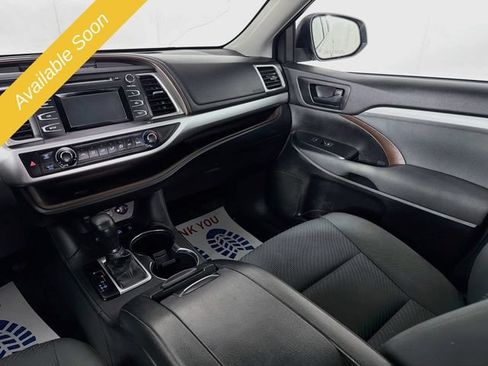 Used 2019 Toyota Highlander LE AWD/4WD image 22