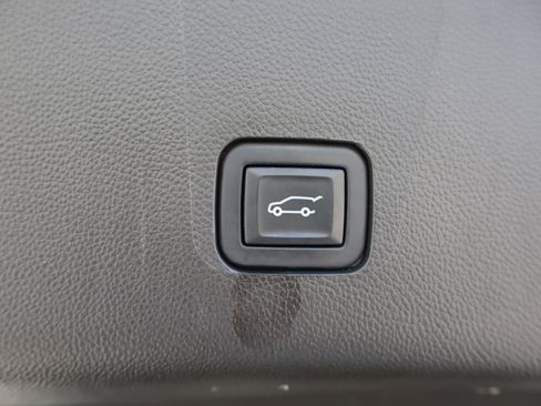 Used 2023 Chevrolet Traverse LT image 28