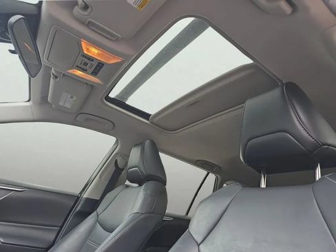 Used 2020 Toyota RAV4 XLE Premium FWD image 10