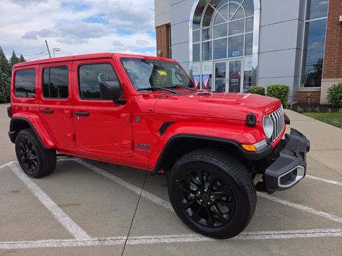 Certified 2025 Jeep Wrangler Unlimited Sahara w/ Safety Group AWD/4WD image 2
