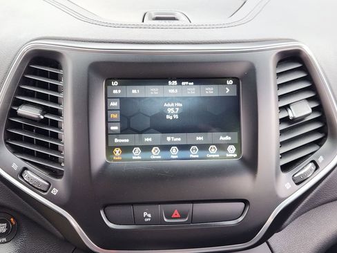 Used 2020 Jeep Cherokee Latitude Plus w/ Comfort/Convenience Group image 12