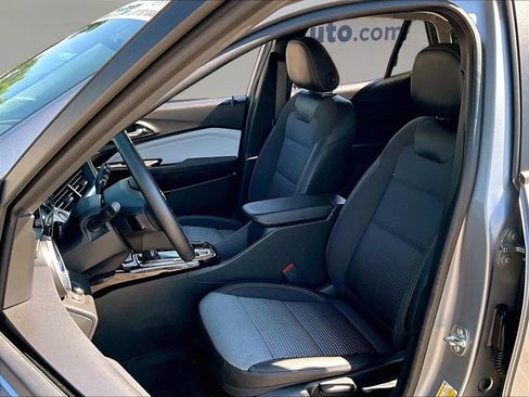 Used 2025 Chevrolet Trax LT w/ LT Convenience Package FWD image 23
