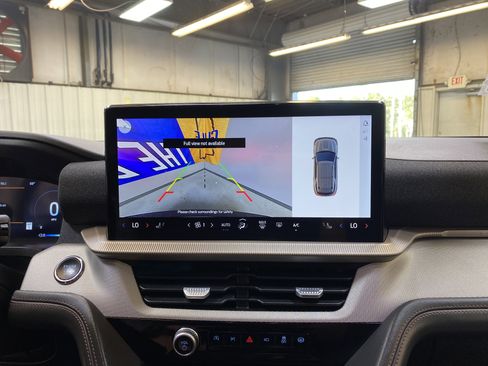 Used 2025 Ford Explorer Active image 44