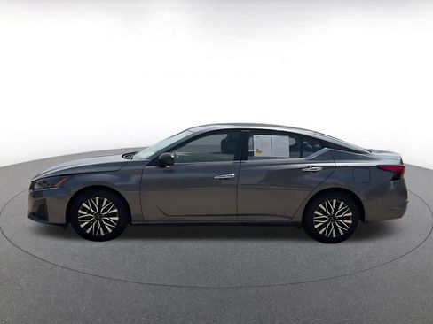 Used 2025 Nissan Altima 2.5 SV FWD image 9