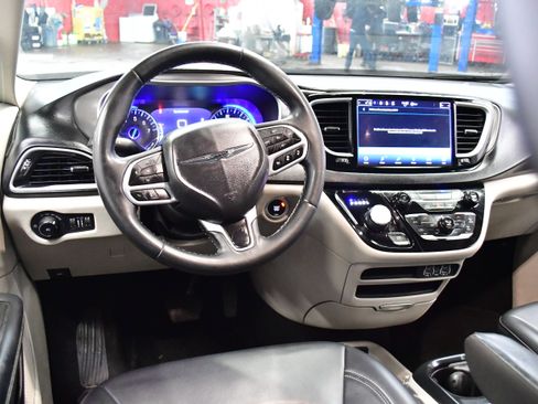 Used 2023 Chrysler Pacifica Touring-L image 9