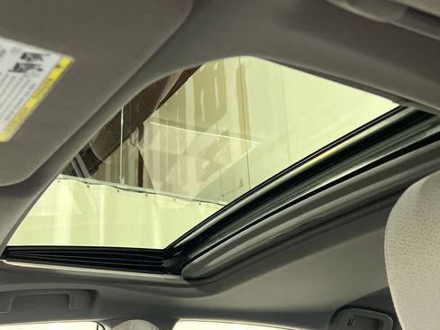 Used 2019 Toyota Avalon Limited image 24